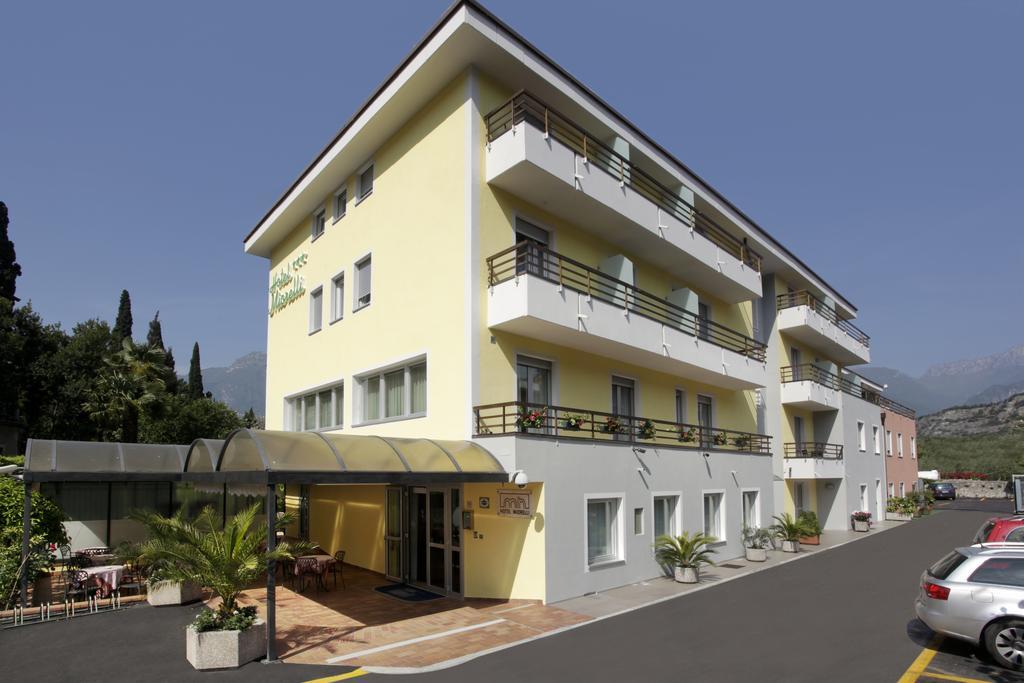 Hotel Miorelli Torbole Sul Garda Bagian luar foto