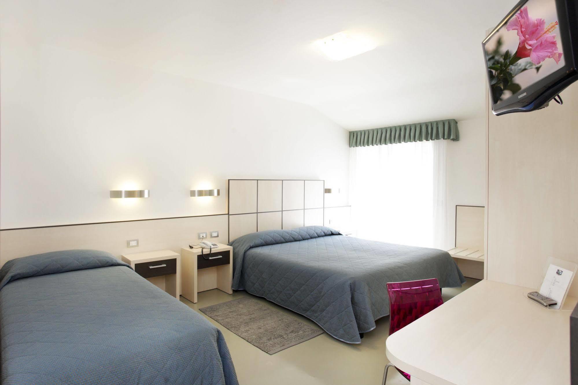 Hotel Miorelli Torbole Sul Garda Bagian luar foto