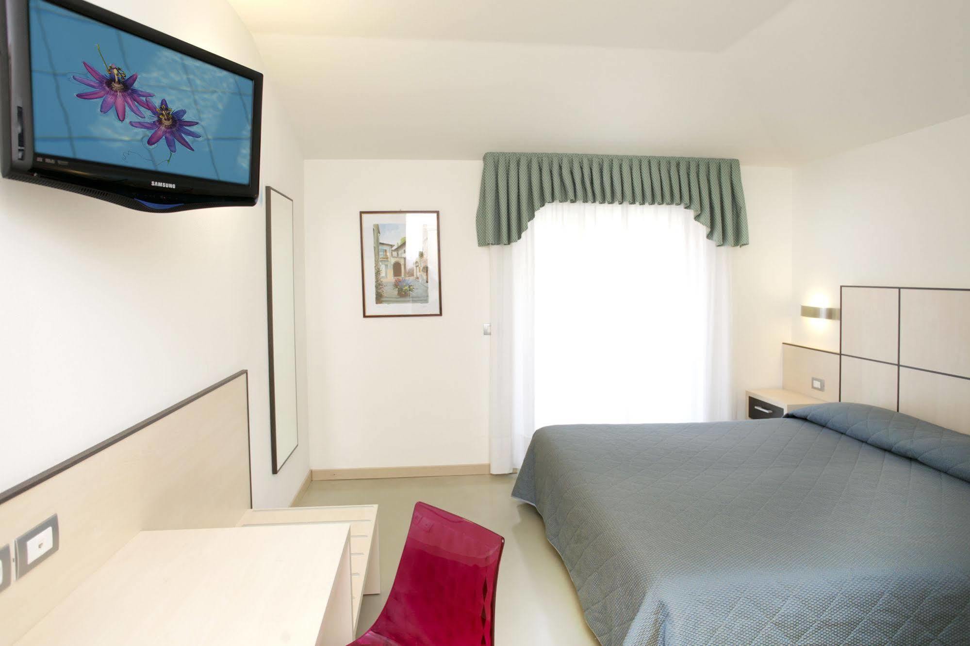 Hotel Miorelli Torbole Sul Garda Bagian luar foto