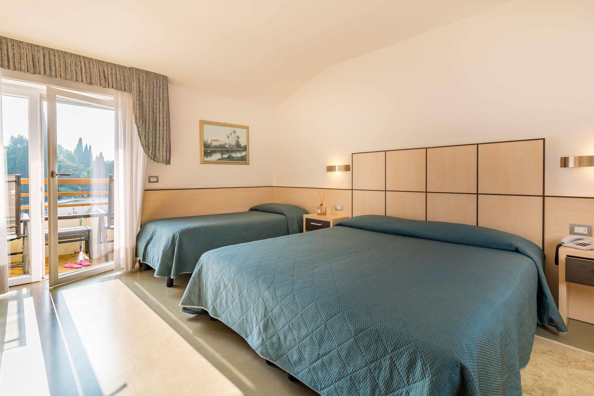 Hotel Miorelli Torbole Sul Garda Bagian luar foto